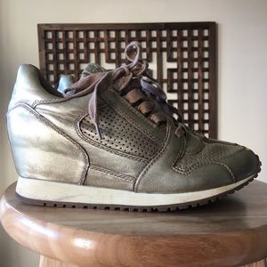 ASH Dean Gold Low Wedge Trainer Size 8